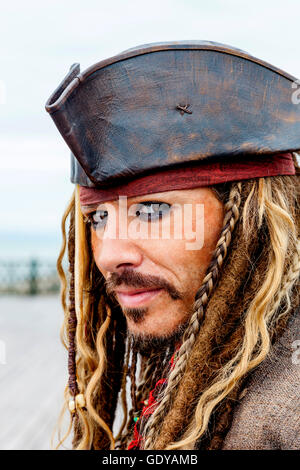 Ein Mann gekleidet In Piratenkostüm am jährlichen Hastings Piratentag, Hastings, Sussex, UK Stockfoto