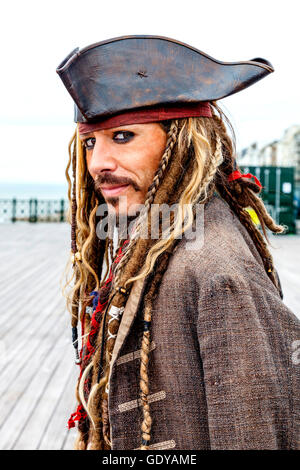 Ein Mann gekleidet In Piratenkostüm am jährlichen Hastings Piratentag, Hastings, Sussex, UK Stockfoto