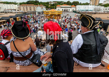 Menschen gekleidet In Piraten Kostüme in der jährlichen Hastings Pirate Day Festival, Hastings, Sussex, UK Stockfoto