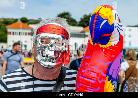 Ein Mann gekleidet In Piratenkostüm am jährlichen Hastings Piratentag, Hastings, Sussex, UK Stockfoto