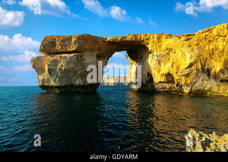 Azure Window, berühmten Steinbogen auf Gozo Insel mit Reflexion, Malta Stockfoto