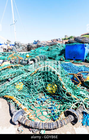 Whitby Fischernetze trocknen in der Sonne birgt Angeln net verbreiten sich am Hafen in Yorkshire Stadt UK England Städte Hafen Häfen Stockfoto