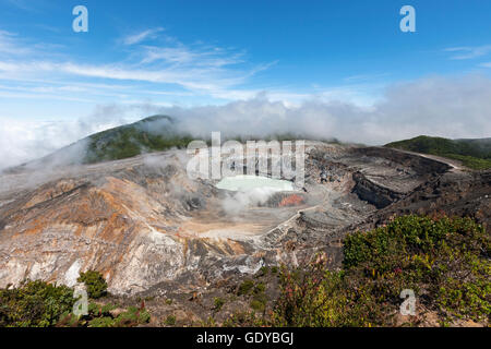 Erhöhte Ansicht von Rauch ausstoßen von Poas Vulkan, Provinz Alajuela, Costa Rica Stockfoto