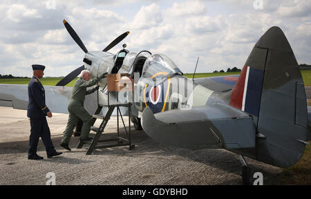 General Emil Bocek, bekommt eine 93-jährige Tscheche Spitfires im zweiten Weltkrieg flog in einem Doppel-Cockpit Spitfire in Biggin Hill Airport vor nahm er noch einmal in den Himmel über Großbritannien. Stockfoto