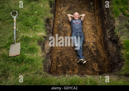 John Edwards in ein Loch, wo er für 72 Stunden bei den Threeways Center Komplex in Halifax lebendig begraben werden will. Stockfoto