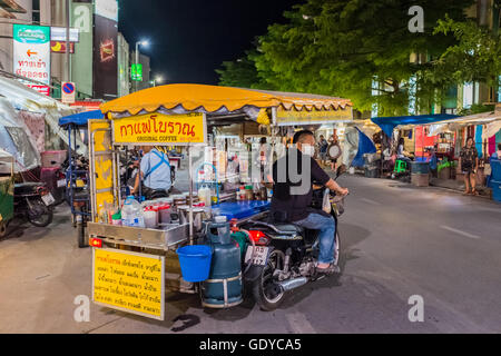 Mobile Straße Garküche in Nachtmarkt von Chiang Mai, Thailand Stockfoto