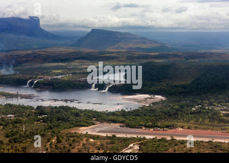 Luftaufnahme von Canaima Lagune Wasserfälle am Fluss Carrao in Venezuela. Tepuis (Tafelbergen) im Hintergrund Stockfoto