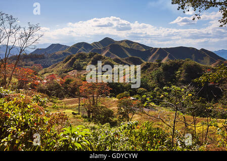 Malerische Aussicht auf die Berge gegen bewölktem Himmel, Caripe, Monagas, Venezuela Stockfoto
