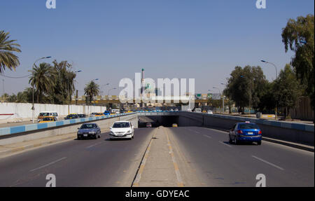 Bild von Straße und Tunnel Bereich Al-Alawi In der Innenstadt von Bagdad welche einige vorbeifahrenden Autos. Stockfoto