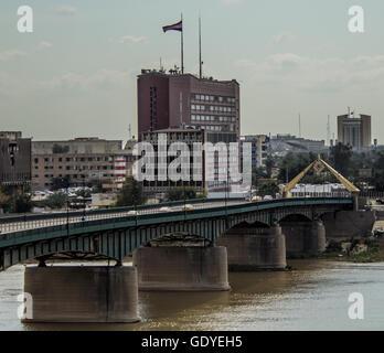 Republik und Gebäude des Ministerium für Planung und Entwicklung Zusammenarbeit Iraks am Tigris-Fluss zu überbrücken. Stockfoto