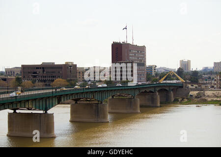 Republik und Gebäude des Ministerium für Planung und Entwicklung Zusammenarbeit Iraks am Tigris-Fluss zu überbrücken. Stockfoto