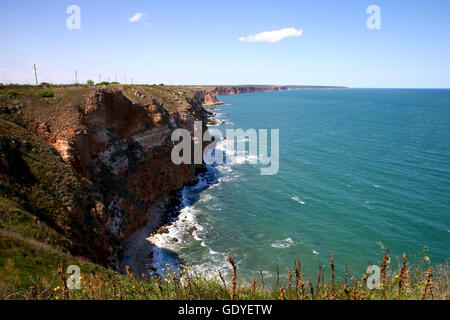 starker Wind treibt die Wellen auf den Felsen Stockfoto