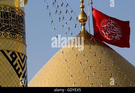 Der Schrein des Imam Abbas It ist der Schrein des guten Geschmack vergoldeten Kuppel und Minarette, einer der schiitischen Imame, der Bruder des Imam Hussein bin Ali bin Abi Talib, ist, in der Stadt Kerbela südlich von Bagdad gelegen. Stockfoto