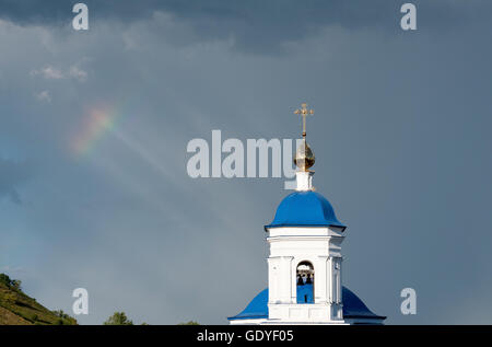 Blick auf Kirche von der Kasaner Ikone der Gottesmutter in Svyato-Bogorodicky Kloster, Russland Stockfoto