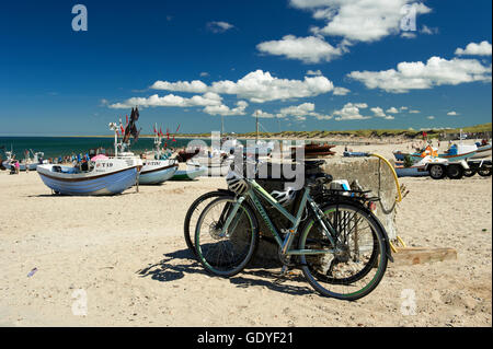 Fahrräder geparkt am Strand mit Glükopfmotoren Landingplace im Hintergrund - Nr. Vorupoer (Nr. Vorupør), Dänemark Stockfoto