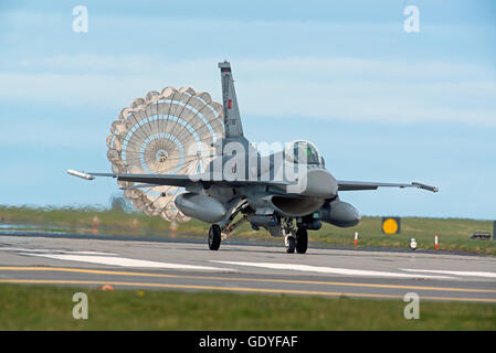 Türkische Luftwaffe F16 Jet Flugzeug serielle Reg 07-1005 mit Fallschirm Druckluftbremse eingesetzt RAF Lossiemouth Übung Stockfoto