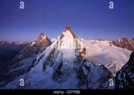 Geographie/Reisen, Schweiz, Dent d'Herens (4171 m) von Tête de Valpelline bei Sonnenaufgang, Zermatt, Wallis, Additional-Rights - Clearance-Info - Not-Available Stockfoto