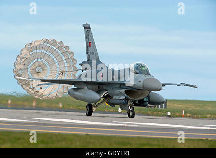 Türkische Luftwaffe General Dynamics F16 einzigen Sitz Düsenjäger Druckluftbremse Rutsche bereitgestellt RAF Lossiemouth Übung.  SCO 10.763. Stockfoto