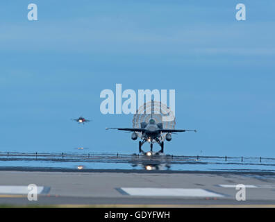 Türkische Luftwaffe General Dynamics F16 einzigen Sitz Düsenjäger Druckluftbremse Rutsche bereitgestellt RAF Lossiemouth Übung.  SCO 10.765. Stockfoto