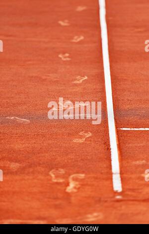 Detail mit Sport Schuh Fußabdrücke auf ein Tennis-Sandplatz Stockfoto