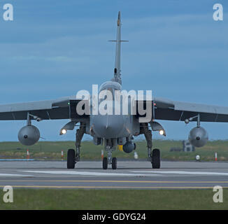 Eine RAF GR4 Tornado auf dem Perimeter Taxiway an die Heimatbasis Lossiemouth in Schottland.  SCO 10.769. Stockfoto