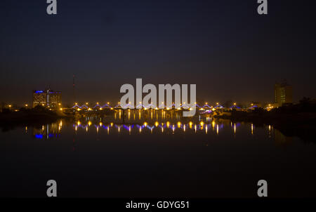 Bild von Sinak Brücke und Fluss Tigris in Bagdad in der Nacht im Irak. Stockfoto