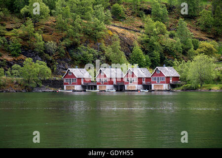 Kabinen entlang der Wasserstraße Stockfoto