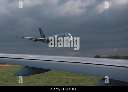 Singapore Airlines Airbus 380-841 Reg 9V-SKP Landung am Flughafen London Heathrow.  SCO 10.774. Stockfoto