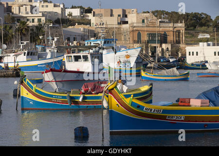 Bunt bemalte Boote, so genannte Luzzu im Hafen des Fischerdorfes Marsaxlokk im Süden der Insel Malta. Das Foto wurde im April 2014. Foto: Tom Schulze | weltweite Nutzung Stockfoto