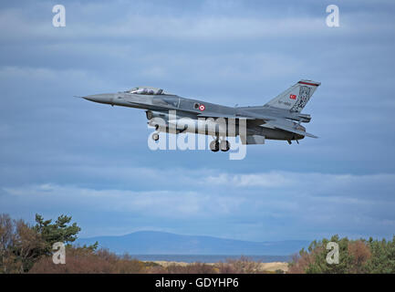 Türkische Luftwaffe General Dynamics F16 Single seat Fighter Jet serielle Reg 07-1002 gemeinsame RAF Lossiemouth Übung.  SCO 10.778. Stockfoto