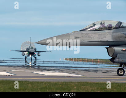 Türkische Luftwaffe General Dynamics F16 Single seat Fighter Jet serielle Reg 07-1002 gemeinsame RAF Lossiemouth Übung.  SCO 10.780. Stockfoto