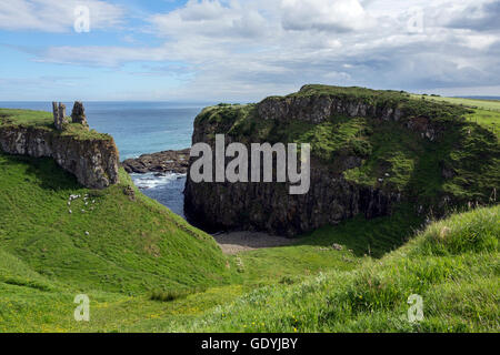 Dunseverick Castle im County Antrim, Nordirland. In der Nähe des kleinen Dorfes Dunseverick und den Giant's Causeway. D Stockfoto