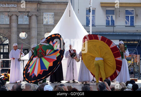 Mitglieder der Al-Tannoura-Folklore-Truppe, Kairo, Ägypten während der 50. internationalen Folklore-Festival im Zentrum von Zagreb, Kroatien Stockfoto