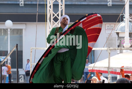 Mitglieder der Al-Tannoura-Folklore-Truppe, Kairo, Ägypten während der 50. internationalen Folklore-Festival im Zentrum von Zagreb, Kroatien Stockfoto