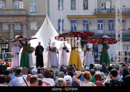 Mitglieder der Al-Tannoura-Folklore-Truppe, Kairo, Ägypten während der 50. internationalen Folklore-Festival im Zentrum von Zagreb, Kroatien Stockfoto