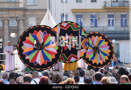 Mitglieder der Al-Tannoura-Folklore-Truppe, Kairo, Ägypten während der 50. internationalen Folklore-Festival im Zentrum von Zagreb, Kroatien Stockfoto