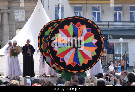 Mitglieder der Al-Tannoura-Folklore-Truppe, Kairo, Ägypten während der 50. internationalen Folklore-Festival im Zentrum von Zagreb, Kroatien Stockfoto