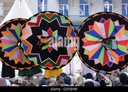 Mitglieder der Al-Tannoura-Folklore-Truppe, Kairo, Ägypten während der 50. internationalen Folklore-Festival im Zentrum von Zagreb, Kroatien Stockfoto