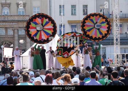 Mitglieder der Al-Tannoura-Folklore-Truppe, Kairo, Ägypten während der 50. internationalen Folklore-Festival im Zentrum von Zagreb, Kroatien Stockfoto