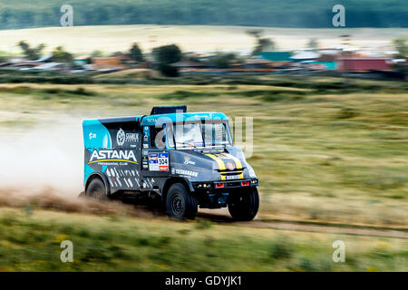 LKW-Fahrten mit hoher Geschwindigkeit auf einer staubigen Straße während der Silk Way Rallye Rallye Stockfoto