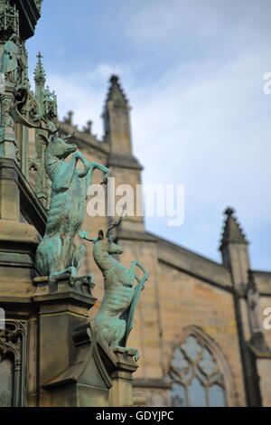 St. Giles Cathedral (High Kirk of Edinburgh) mit Duke of Buccleuch (Walter Scott) Statue im Vordergrund auf der Royal Mile, Edinburgh Stockfoto