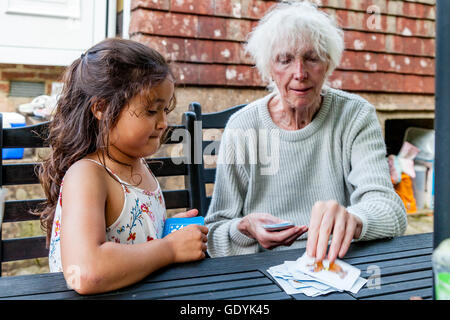 Eine Mischrasse Kind spielt mit ihrer Großmutter, Sussex, UK Stockfoto