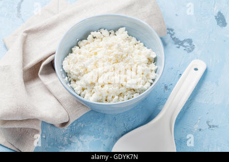 Topfen. Milchprodukten auf Steintisch. Stockfoto