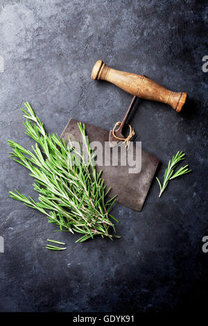 Rosmarin-Haufen. Kräuter und Gewürze Kochen am Steintisch. Ansicht von oben Stockfoto