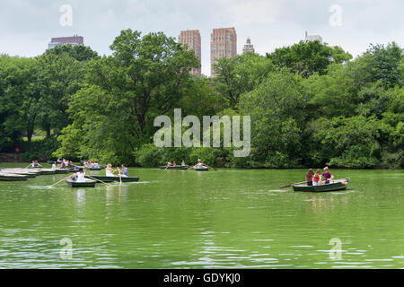 Bootfahren auf dem See im Central Park Stockfoto