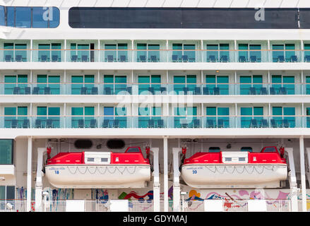 Nahaufnahme eines Kreuzfahrtschiffes Stockfoto