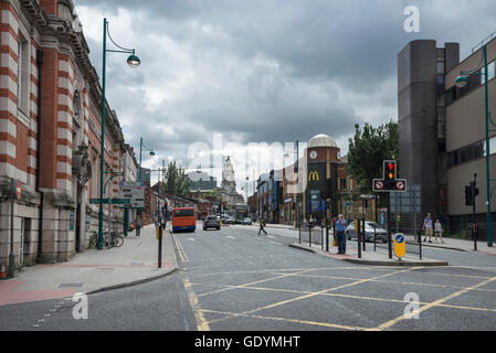 Straßenkreuzung auf der A6 in der Stadt Stockport, grösseres Manchester. Stockport-Bibliothek, Königliche Post und Rathaus. Stockfoto