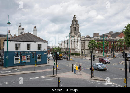 Kreuzung an der A6 in Stockport mit Rathaus und Nelson Taverne. Greater Manchester, England. Stockfoto