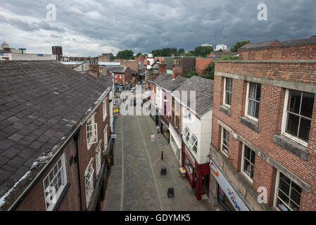 Draufsicht auf eine Einkaufsstraße in der Stadt Stockport, grösseres Manchester. Stockfoto