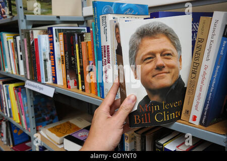 Niederländische Version von Bill Clinton Autobiographie in einem niederländischen second hand Laden. Stockfoto